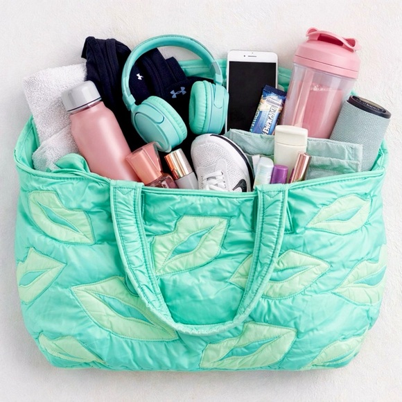 Wildfox Puffer Quilted Nylon Lips Tote Gym Bag - Picture 3 of 8